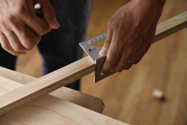 コードのゴチャつきスッキリ解決！収納上手なテレビ台をDIY！