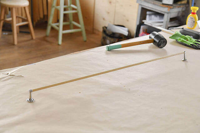 \制作時間5分の瞬間DIY/隙間スペースを“アレ”で解決、秀逸アイデアハンガーフック