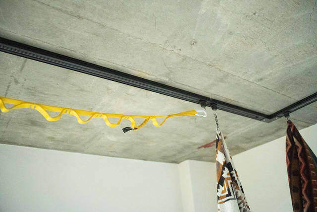 見せる収納は家計にも優しい!? コンテナ使いが巧みなキャンパーリノベ部屋