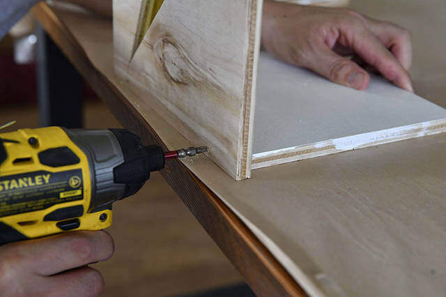 夜キャンプの“光る表札”！テントを見分けるベースサインをDIY