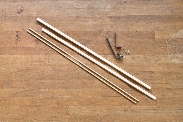 どんな場所でも挟むだけ!“IKEAクランプ”で省スペースなディスプレイラックをDIY