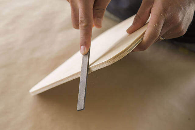 足を上げると気分もアガる!トランクカーゴが贅沢オットマンに変身するDIY