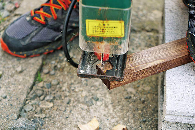 持ち運びも簡単なキャンプの味方!フォールディングテーブルをDIY!