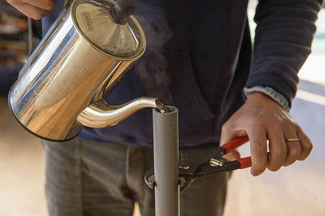 作り方は“曲げるだけ”!?どこでも・なんでも掛けられる超便利なハンガーフックをDIY