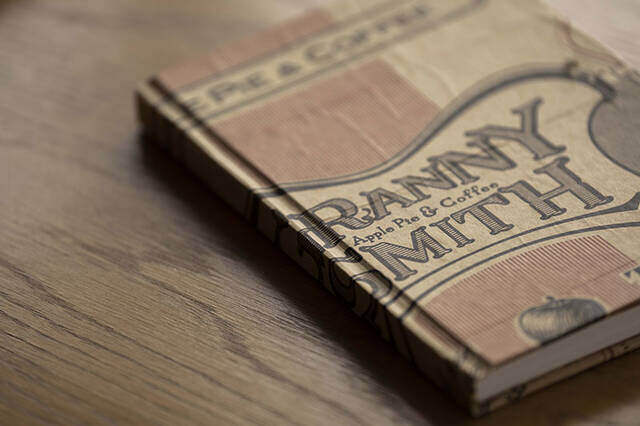 紙袋に新たな命を。お気に入りデザインでオリジナルノートDIY