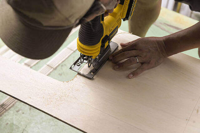 足を上げると気分もアガる!トランクカーゴが贅沢オットマンに変身するDIY