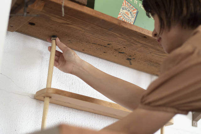 ブラケットいらずで突っ張れる!?デッドスペースを解消するウォールラック