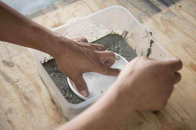 丸棒×セメントで作るDIY傘立て!自宅の玄関サイズにオーダーメイド