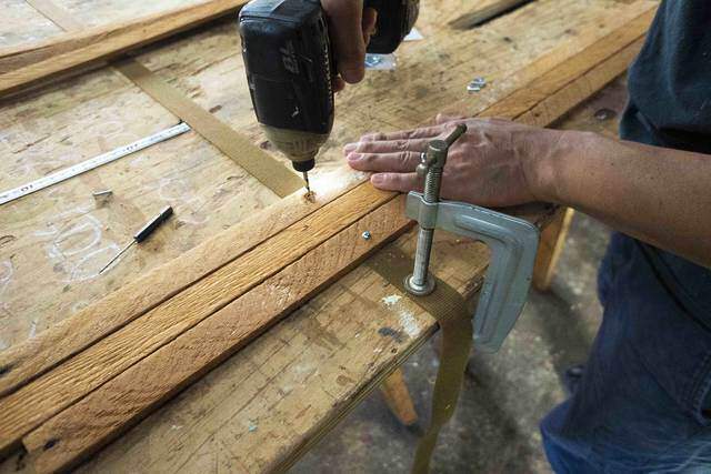 もっと自由に間取りを仕切る！古材とベルトで作るDIYパーテーション