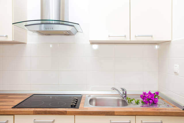 知って得する!キッチン換気扇の交換時期の目安は?換気扇Q&A
