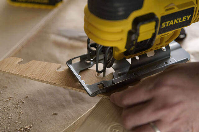 材料費0円の名作が誕生!来客時に壁から飛び出す魔法のハンガーフックをDIY