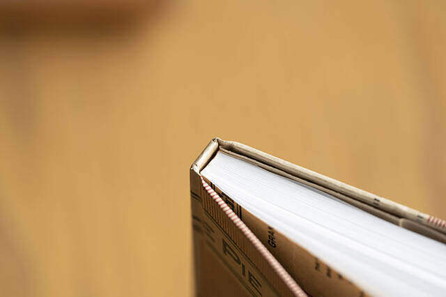 紙袋に新たな命を。お気に入りデザインでオリジナルノートDIY