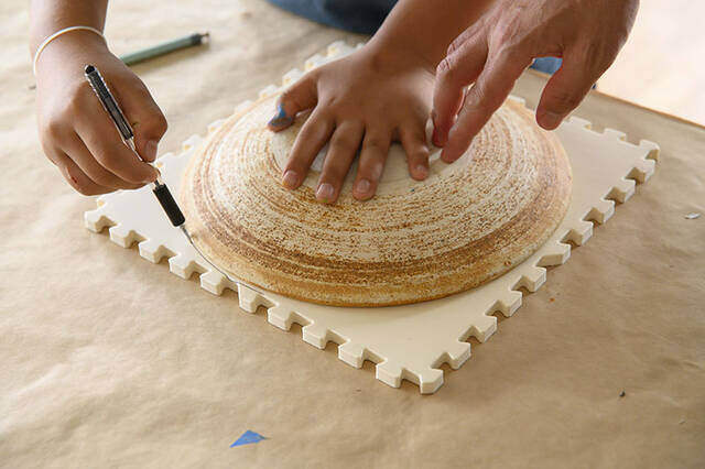 捨てるはずのマットを芸術へ!?親子で楽しむスタンプアートDIY