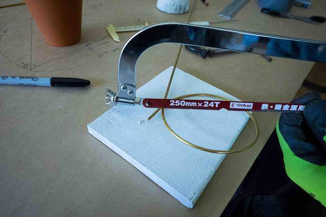 2本の真鍮で作る洒落顔DIY!インテリアを選ばず映えるプラントハンガー