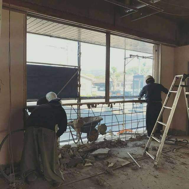 ホステル ×カフェ×食品加工場！リノベで築50年の古さを楽しむイワシビル