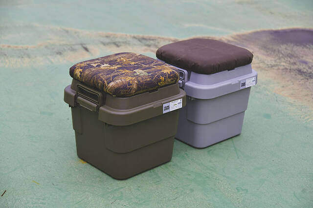 足を上げると気分もアガる!トランクカーゴが贅沢オットマンに変身するDIY