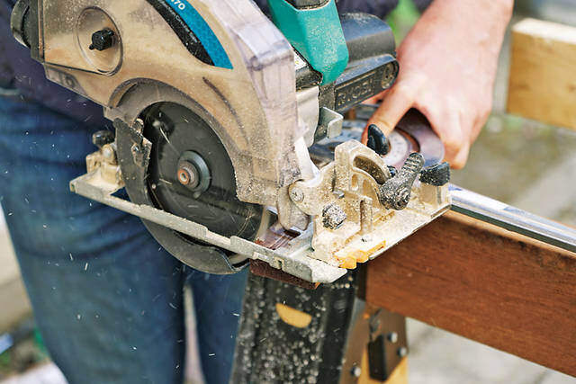 持ち運びも簡単なキャンプの味方!フォールディングテーブルをDIY!