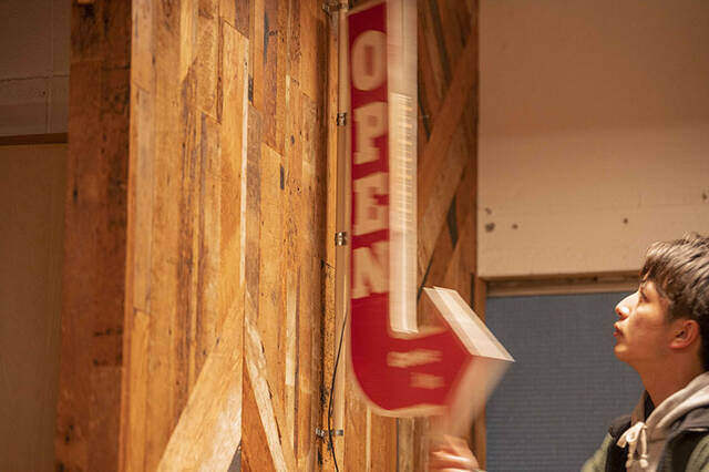 海外映画っぽい“アレ”を再現!ホームセンター出身の本格派壁づけサインをDIY