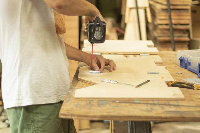 3cmの隙間にすっぽり収納！パタパタ折りたためるスツールをDIY！