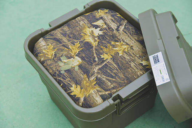 足を上げると気分もアガる!トランクカーゴが贅沢オットマンに変身するDIY