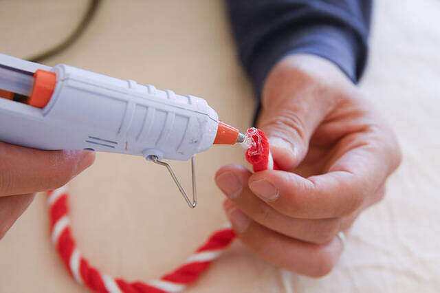 ホームパーティの名脇役!テーブルに華を添える紅白コースターをDIY