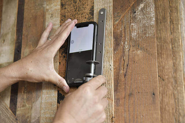 2枚の板がここまで化ける！“IKEAクランプ”を使った超簡単な壁掛けラックDIY