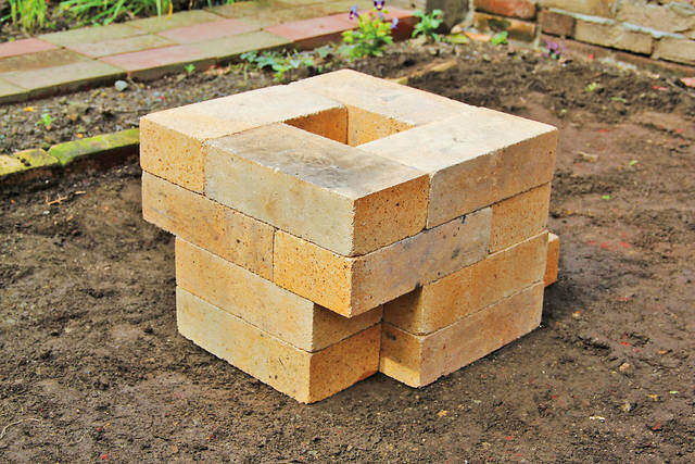 耐火レンガ&コンクリートで常設のロケットストーブを作る!