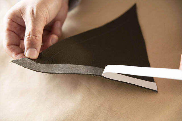 “斜め収納”がクセになる!開閉可能なミニマル収納棚をDIY