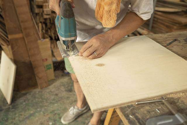 3cmの隙間にすっぽり収納！パタパタ折りたためるスツールをDIY！