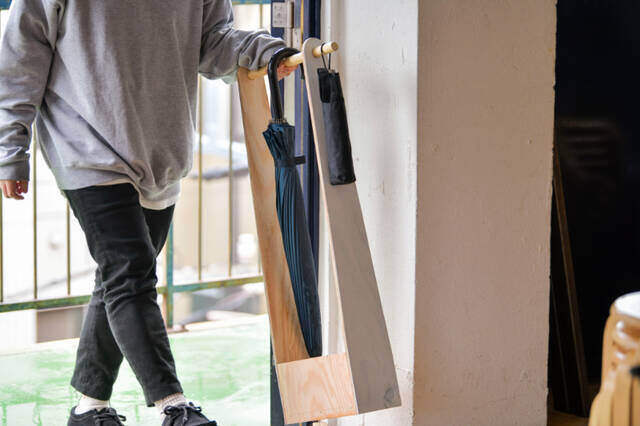 材料たった2つで玄関を格上げ！小物も吊るせる“多目的傘かけ”をDIY