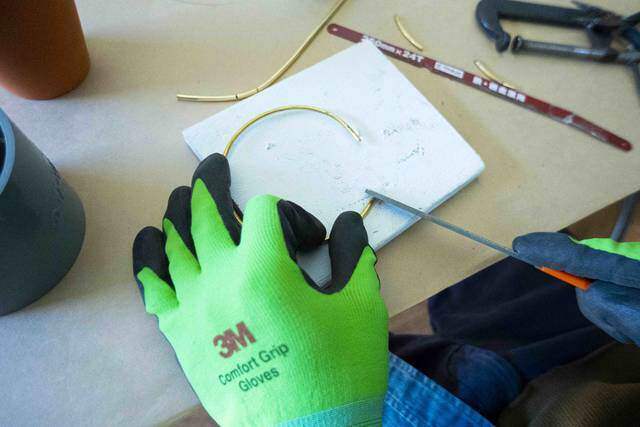 2本の真鍮で作る洒落顔DIY!インテリアを選ばず映えるプラントハンガー