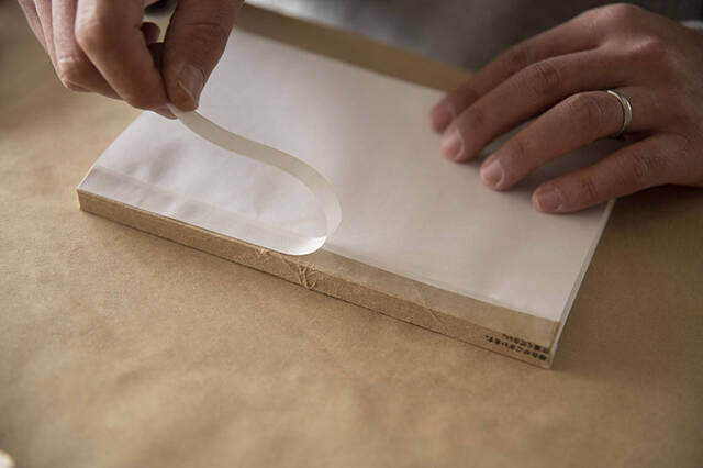 紙袋に新たな命を。お気に入りデザインでオリジナルノートDIY