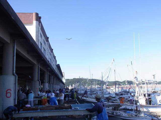 ホステル ×カフェ×食品加工場！リノベで築50年の古さを楽しむイワシビル