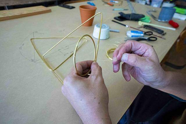 2本の真鍮で作る洒落顔DIY!インテリアを選ばず映えるプラントハンガー