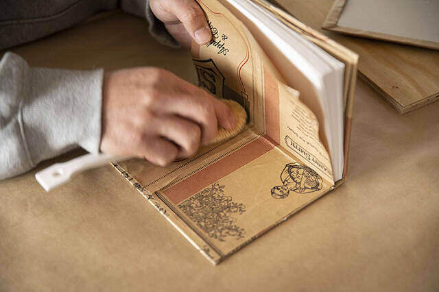 紙袋に新たな命を。お気に入りデザインでオリジナルノートDIY