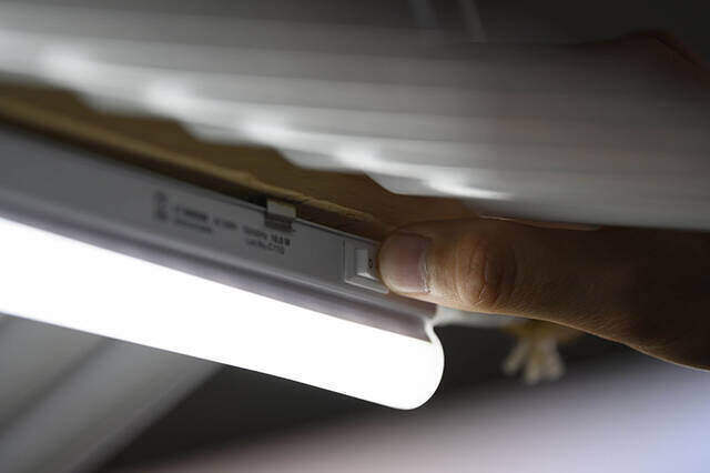 完成までたったの3ステップ！アジアを感じる“トタン屋根ランプ”をDIY