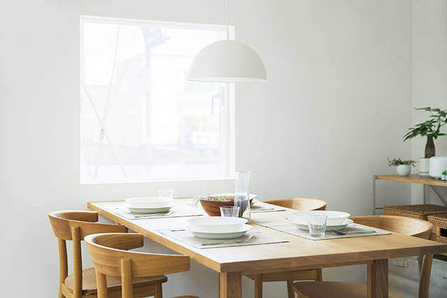 切り取る景色がインテリア。たっぷりの自然光で優しく照らす『窓の家』。