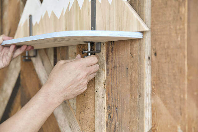 2枚の板がここまで化ける！“IKEAクランプ”を使った超簡単な壁掛けラックDIY