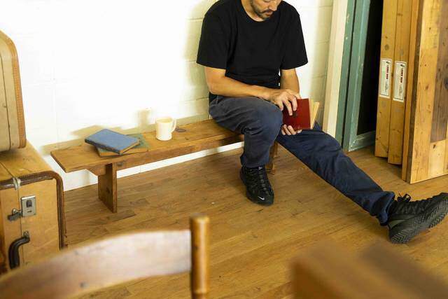 たった4枚の板でベンチが完成！侘び寂びを感じる和モダン家具