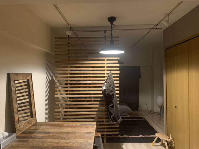 もっと自由に間取りを仕切る！古材とベルトで作るDIYパーテーション