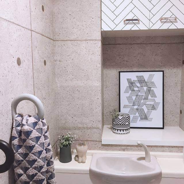 ヘリンボーン壁紙でイメチェン!クラシカルなお部屋を作る参考実例