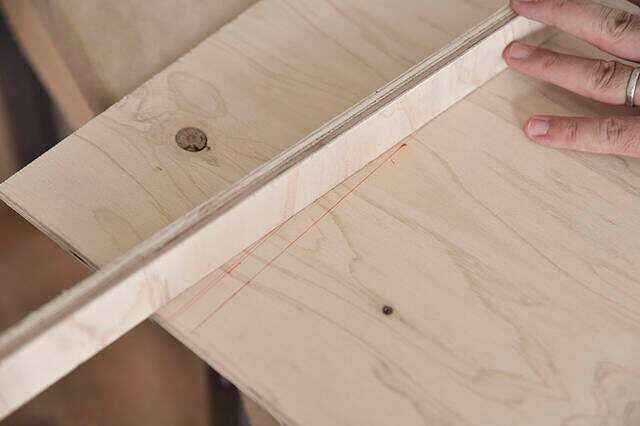 “膝の上”と書いて、オフィスと読む。キャンプチェアで働く快適デスクをDIY