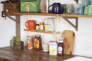 ブラケットいらずで突っ張れる！？デッドスペースを解消するウォールラック | カシワバラさんの暮らし。