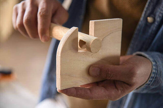 この完成度、もはや現代アート!?木製ペーパーホルダーをDIYしてトイレにも遊び心を