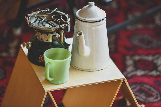 この変形にロマンがある!“パタっ”と畳めて“ガバっ”と広がるサイドテーブルをDIY