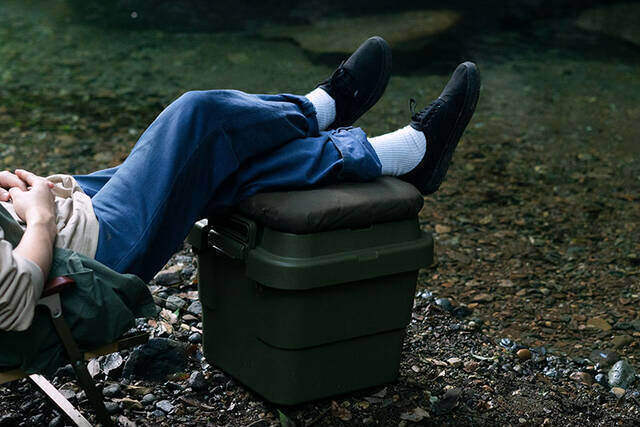 足を上げると気分もアガる!トランクカーゴが贅沢オットマンに変身するDIY