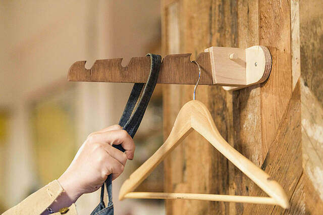 材料費0円の名作が誕生!来客時に壁から飛び出す魔法のハンガーフックをDIY