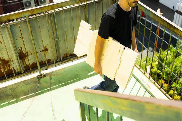 3cmの隙間にすっぽり収納！パタパタ折りたためるスツールをDIY！