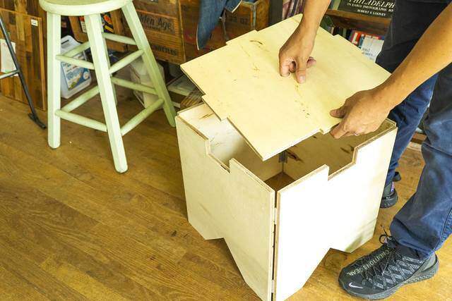 3cmの隙間にすっぽり収納!パタパタ折りたためるスツールをDIY!