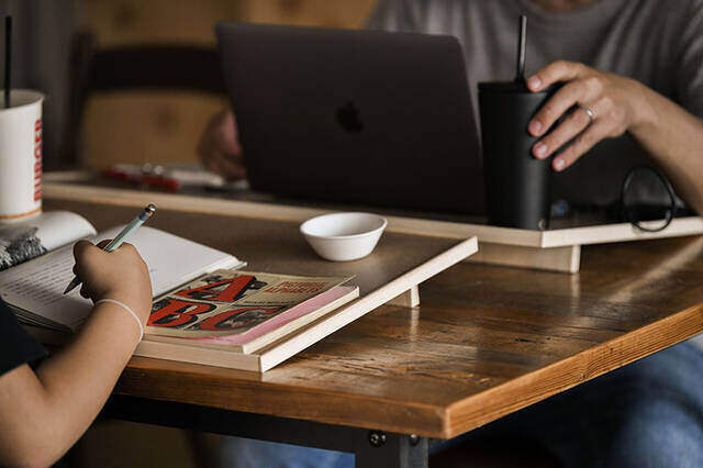 “膝の上”と書いて、オフィスと読む。キャンプチェアで働く快適デスクをDIY